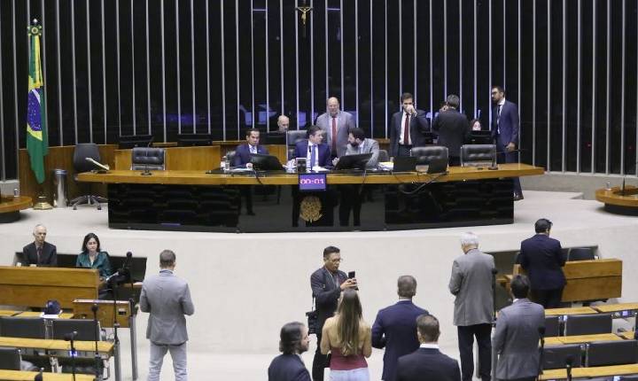 Câmara deve votar projetos sobre falsificação de bebidas e enfrentamento ao câncer de mama