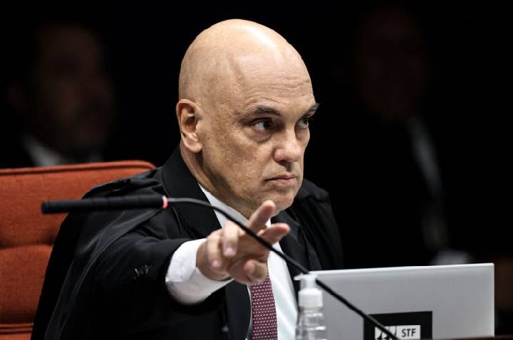 Moraes pede que defesa de Collor explique desligamento de tornozeleira