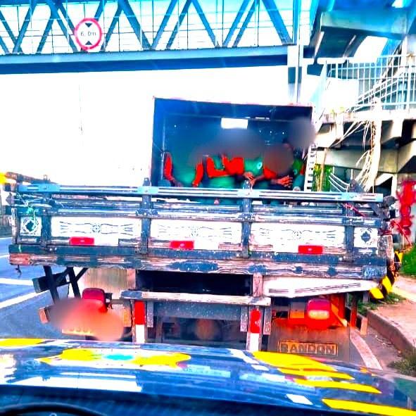 PRF flagra motorista realizando transporte irregular de passageiros em compartimento de carga na BR 324