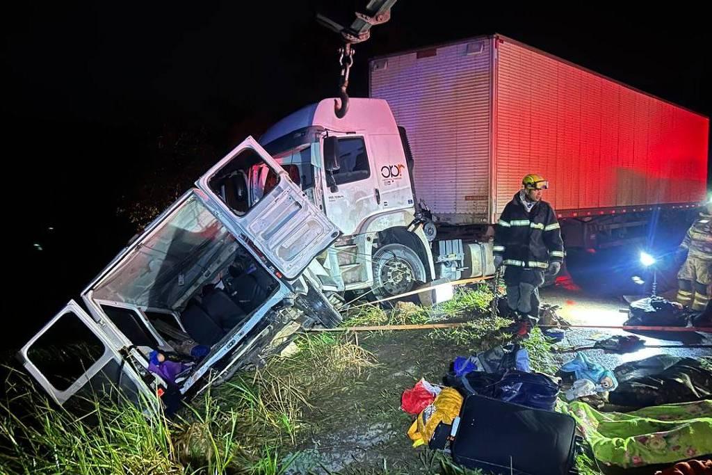 Acidente entre carreta e van deixa 9 mortos em Minas Gerais