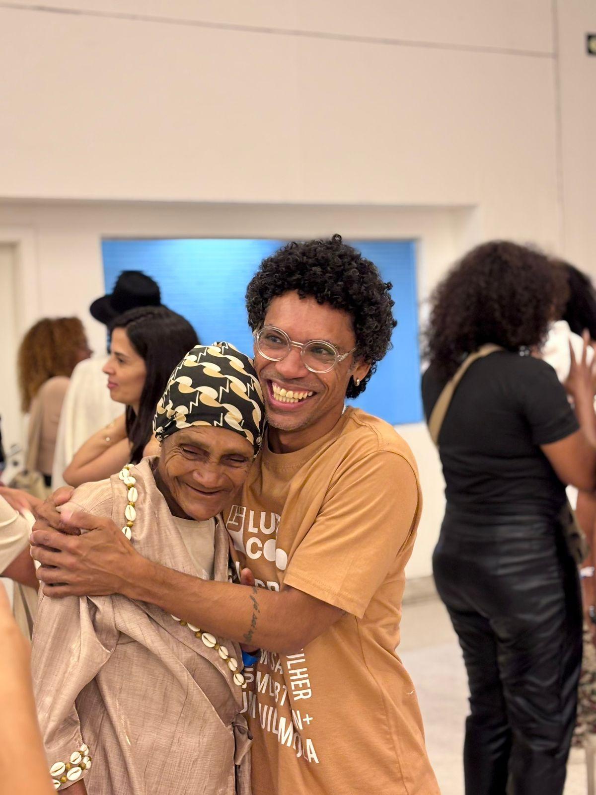 Estilista Dih Morais é convidado para apresentar coleção inspirada no Quilombo barro Preto em Moçambique