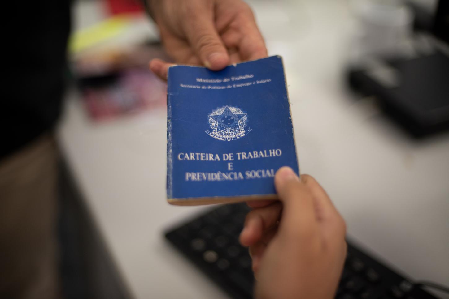 Brasil atinge menor taxa de desemprego da história, revela IBGE