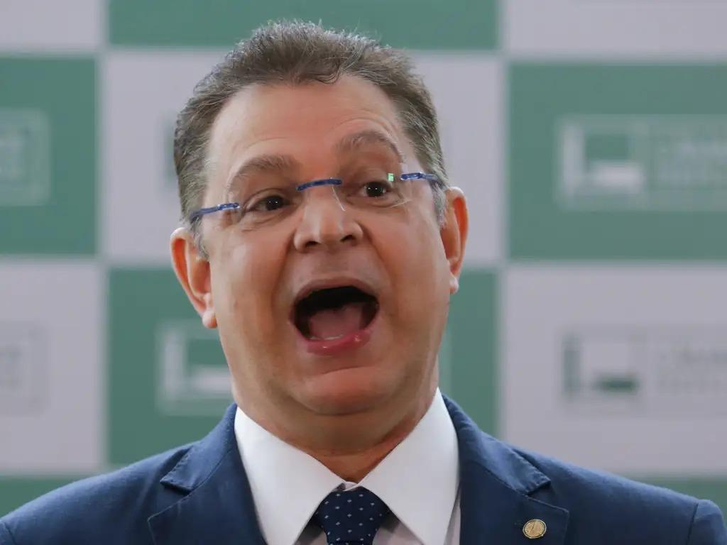 Bolsonaristas ameaçam obstruir votação de projeto contra adultização e alegam risco de censura nas redes