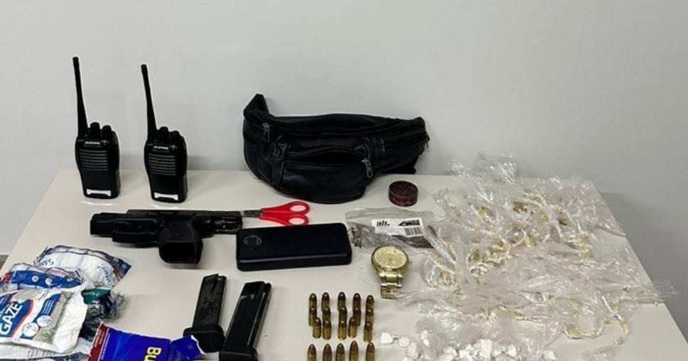 Em ação conjunta, PM prende homem com arma, carregadores, munições e drogas em Jitaúna