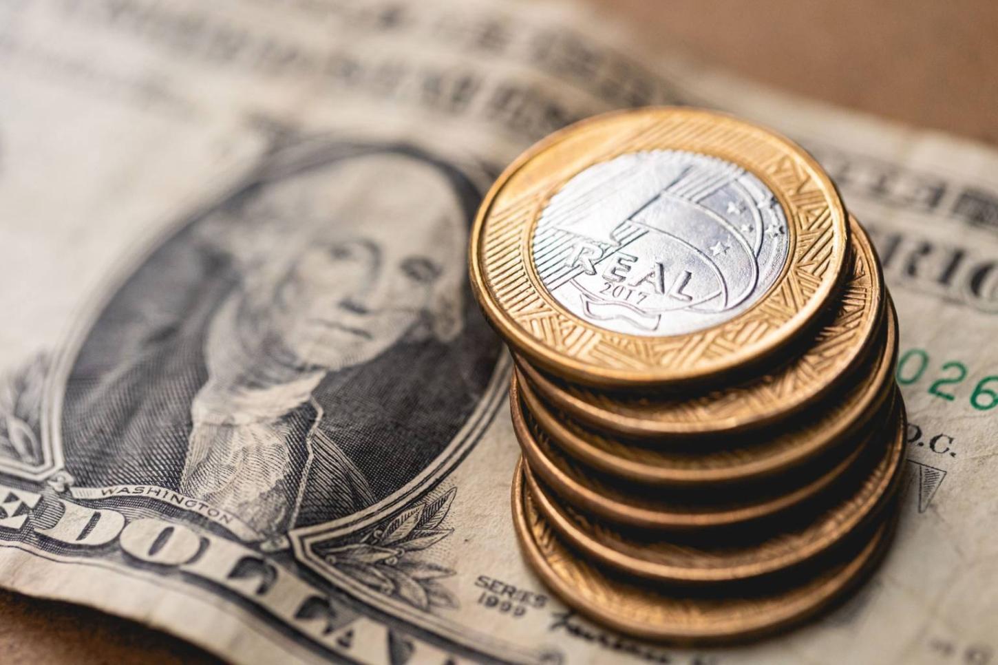 R$ 5,20 no radar: Mercado aposta em dólar mais fraco e empresas já se movimentam