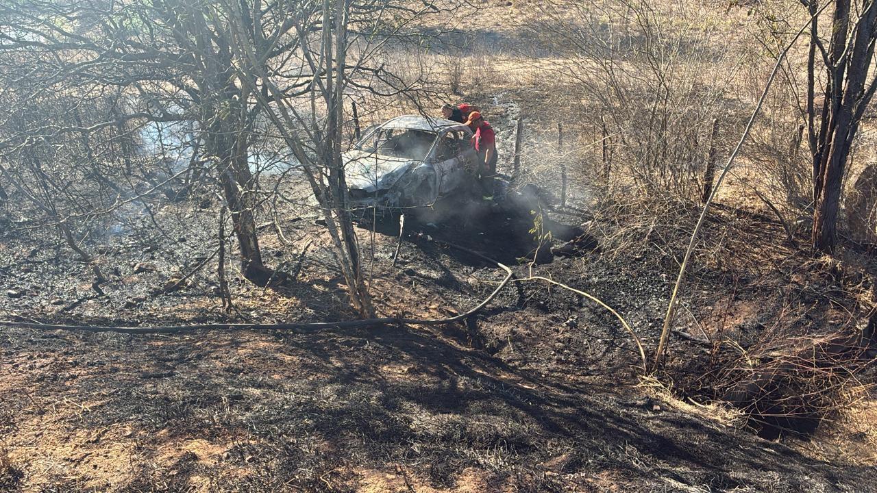 Acidente de carro na BA-547 sentido Apuarema causa princípio de incêndio
