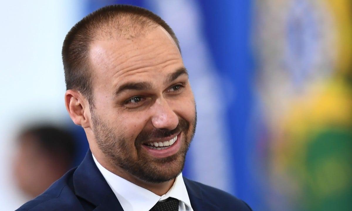 Eduardo Bolsonaro é blindado pela oposição e mantém mandato mesmo sem trabalhar