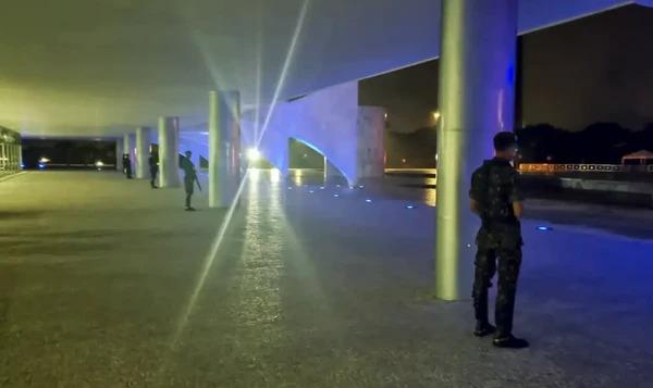 Homem tenta invadir Palácio do Planalto e leva dois tiros