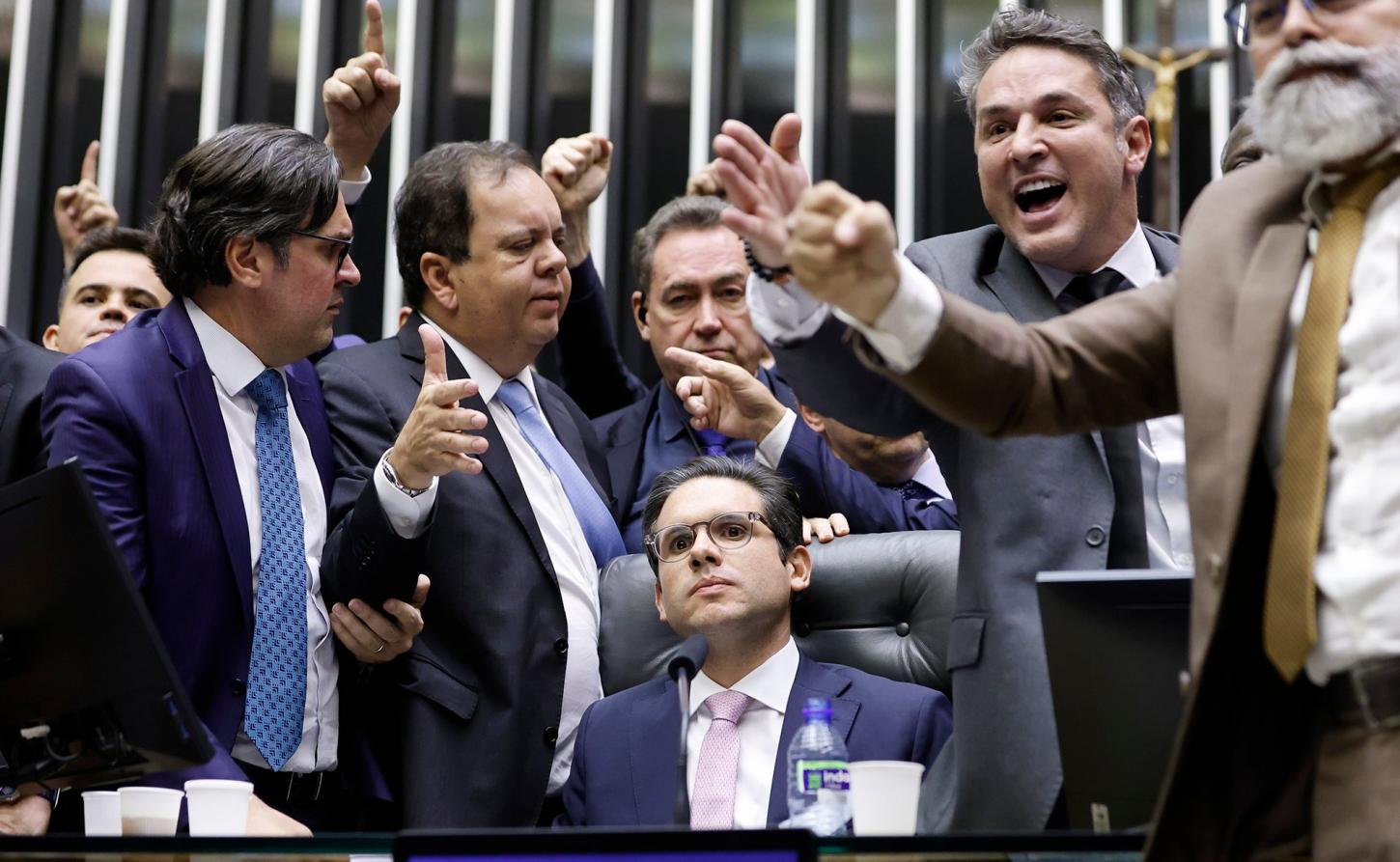 Motta avisa a líderes partidários que pautará anistia nesta semana