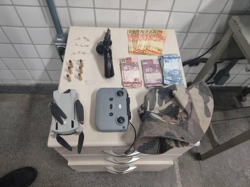 PM apreende drogas e arma de fogo em Jequié