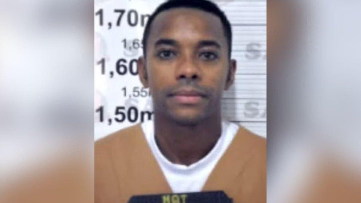 Robinho “fala sozinho”, tem proteção e não se adaptou à prisão, diz autor