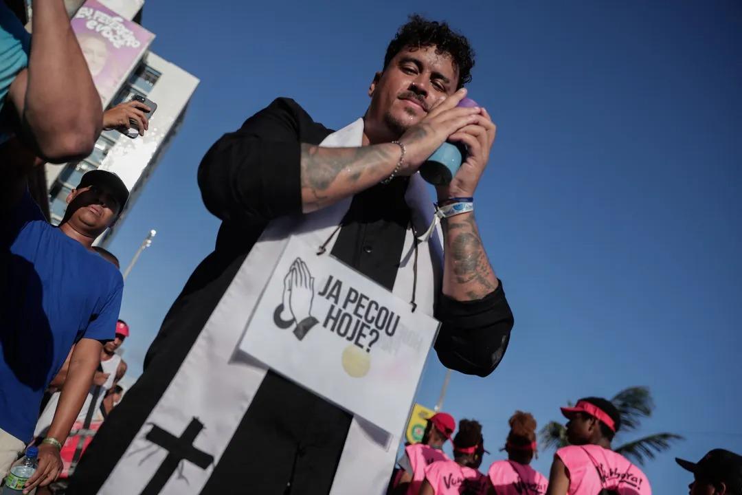 Deputado Leandro de Jesus propõe lei que pode multar foliões por fantasias religiosas na Bahia