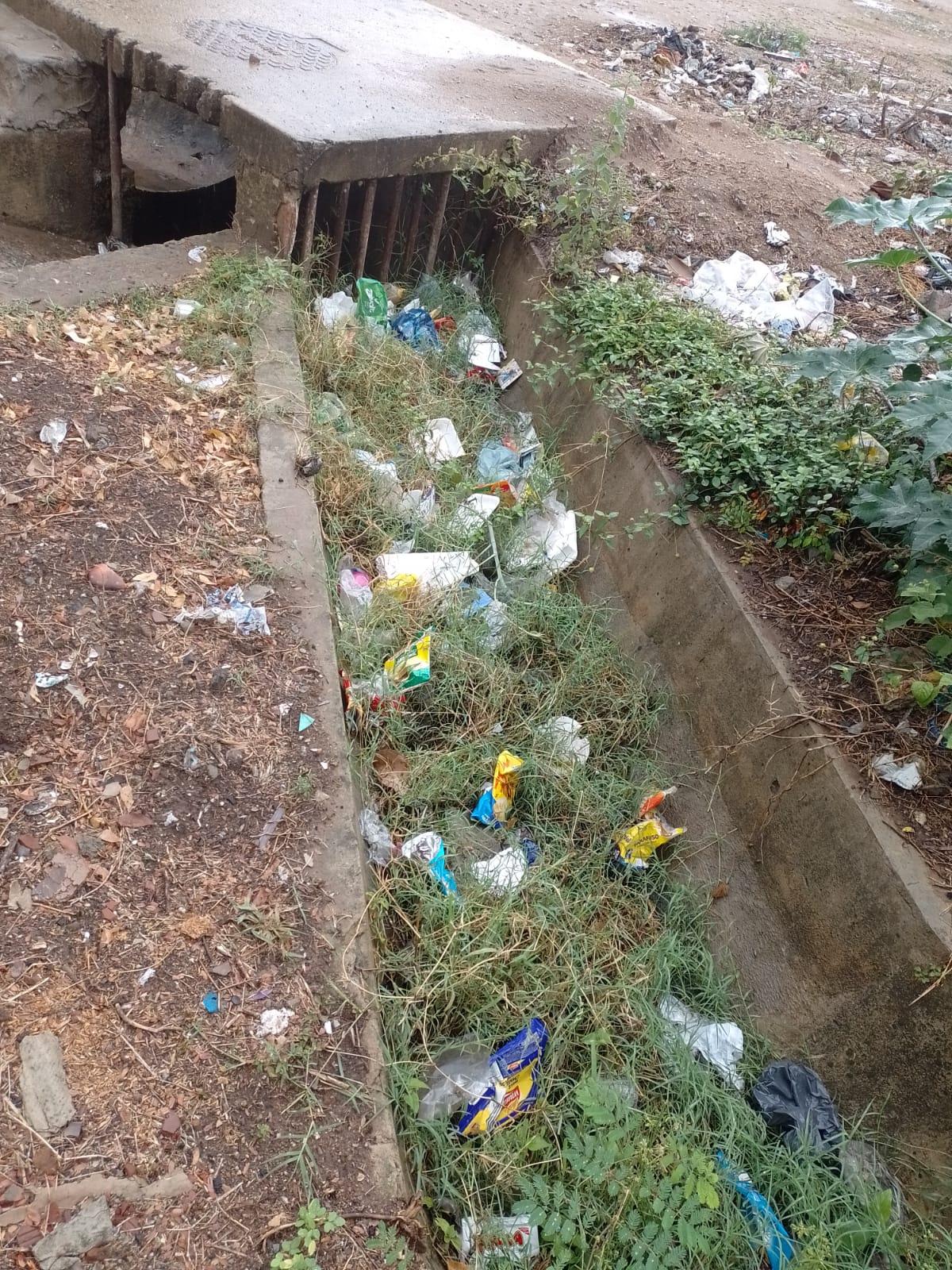 Descarte irregular de lixo entope canais e agrava alagamentos em Jequié