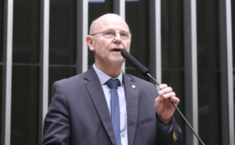 Comissão aprova retorno de assistência sindical obrigatória em rescisões