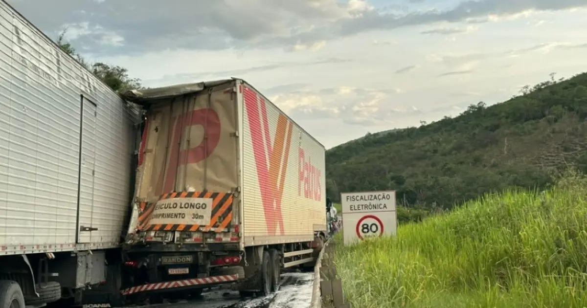Acidente entre três carretas na Serra do Mutum deixa motorista morto e interdita a BR-116