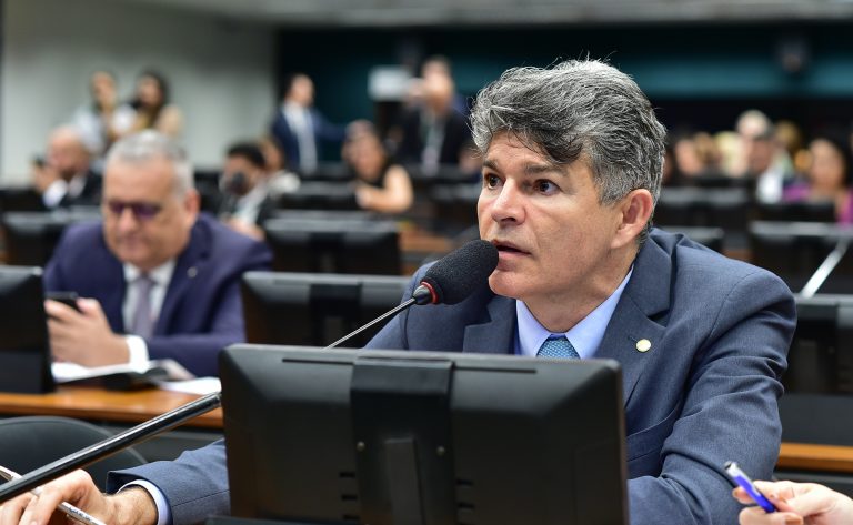 Proposta do deputado José Medeiros (PL-MT) reduz tributação de barco a vela para público infanto-juvenil