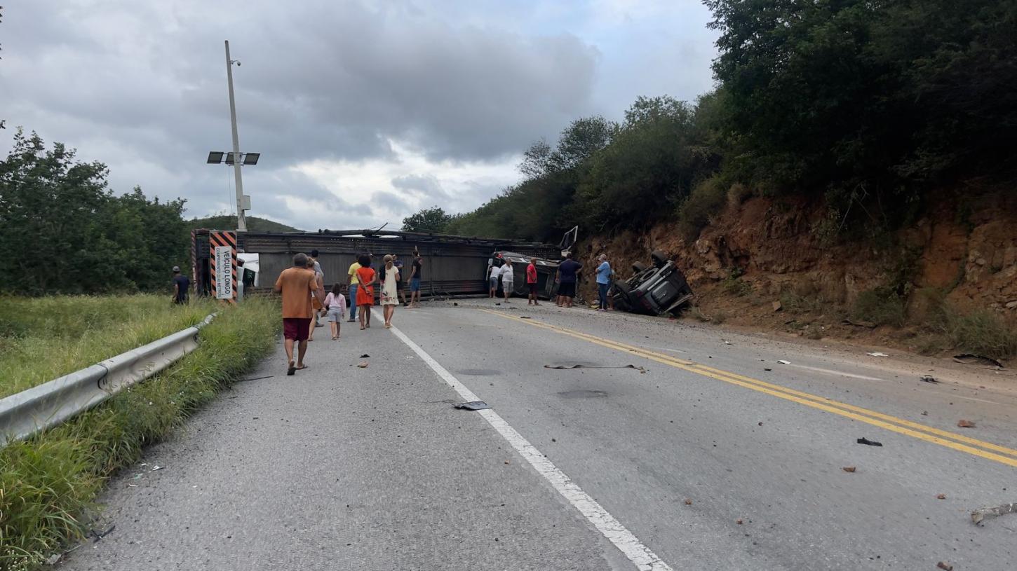 Acidente com carreta cegonha interdita BR-116 e trava trânsito