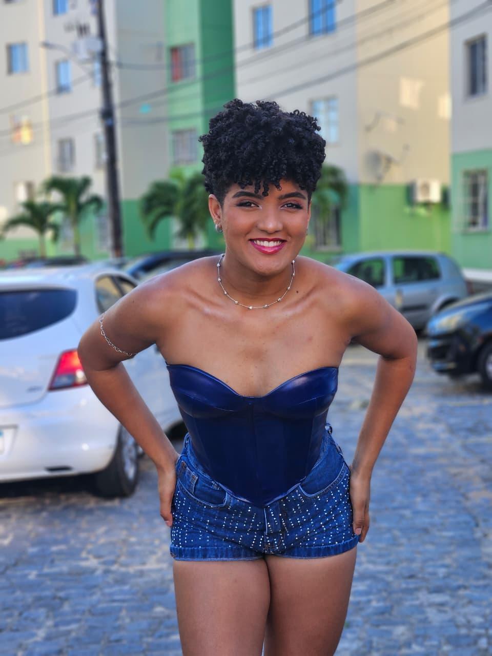 Caroll Souá: da simplicidade de Jitaúna aos palcos da Bahia, uma voz que transforma o arrocha em identidade própria