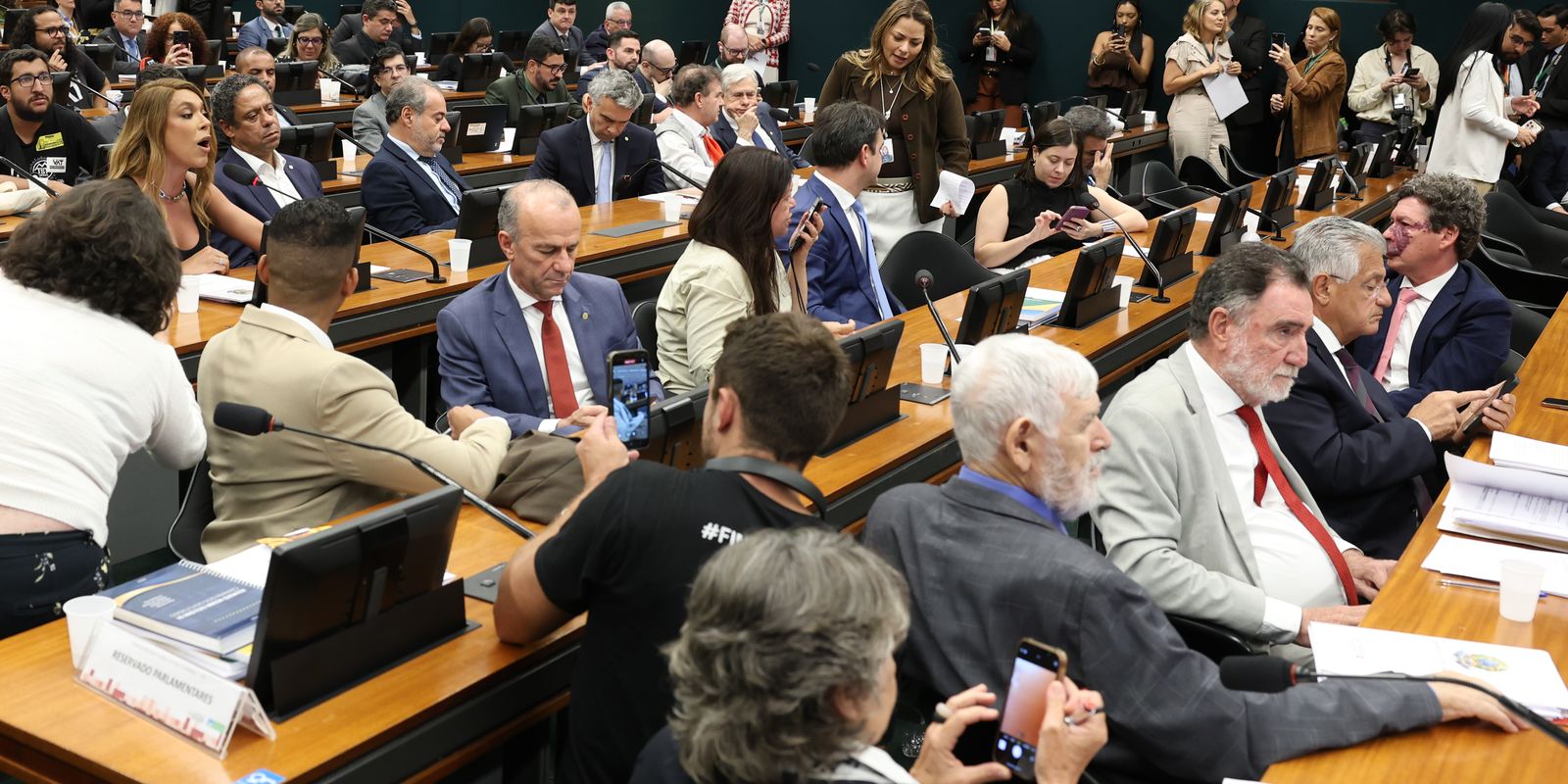 Pedido de vista do PL e do PSDB adia votação da PEC do fim da 6x1 na CCJ da Câmara