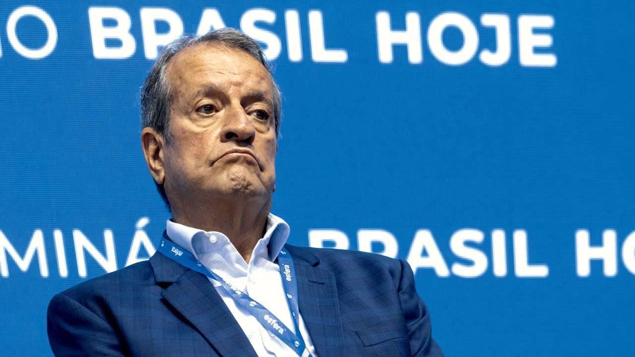 “Foi visitar para ver se conseguia o restante do dinheiro”, diz Valdemar sobre reunião de Flávio Bolsonaro com empresário