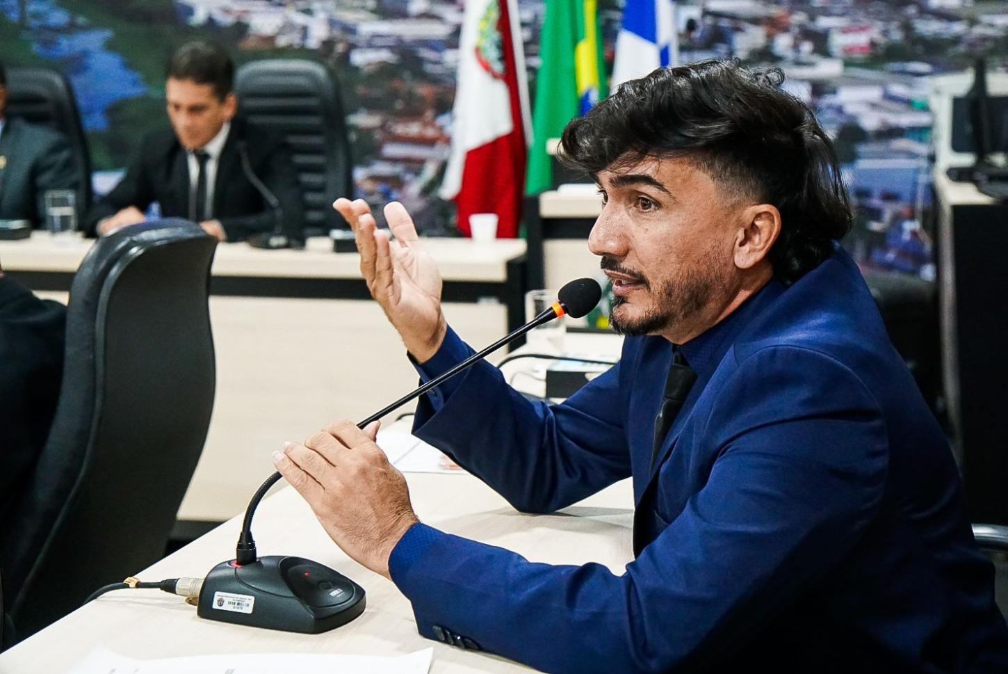 Vereador Aroldo Brito rebate críticas e defende políticas de acolhimento a dependentes químicos em Jequié