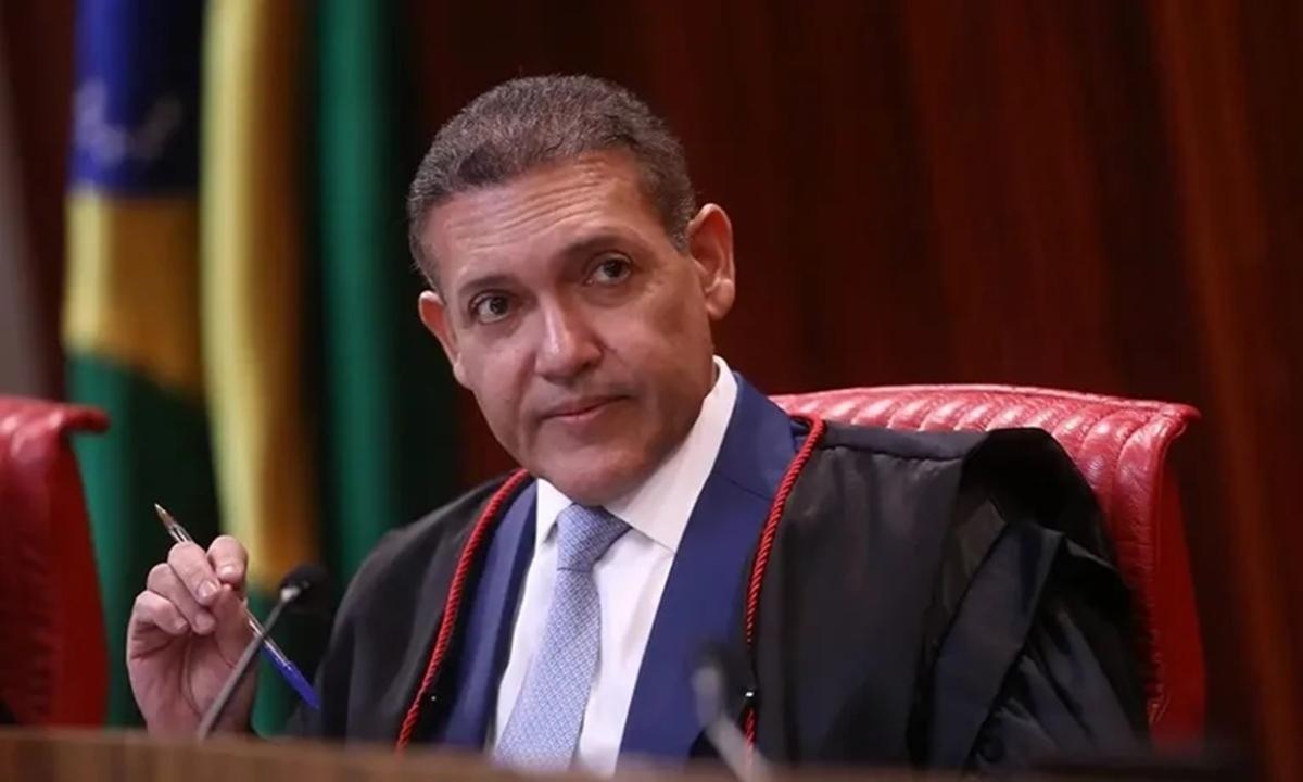 Nunes Marques suspende pesquisa que apontava queda de Flávio Bolsonaro