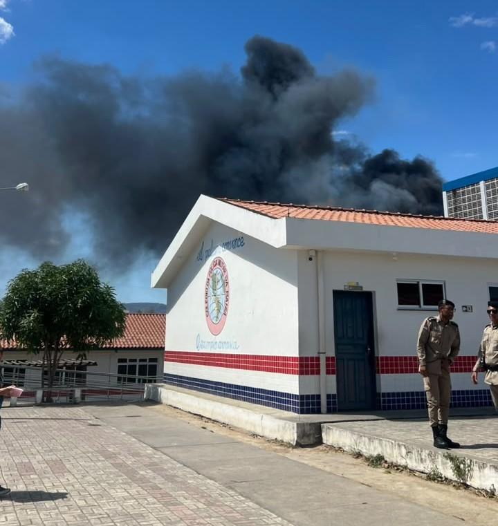 Jequié: Incêndio atinge vegetação nos fundos do Colégio da Polícia Militar
