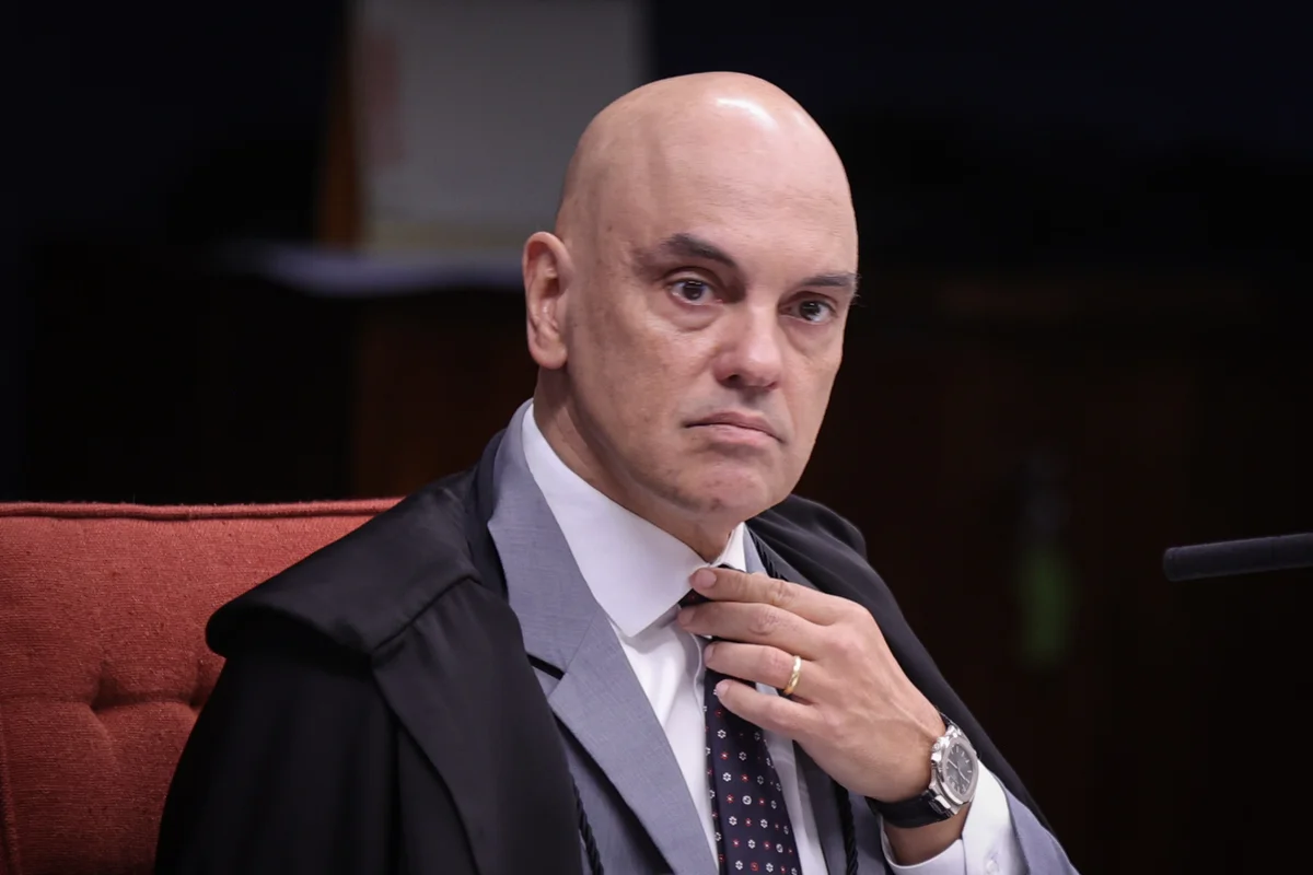 Mensagens revelam autorização de cartões de R$ 300 mil para filhos de Alexandre de Moraes