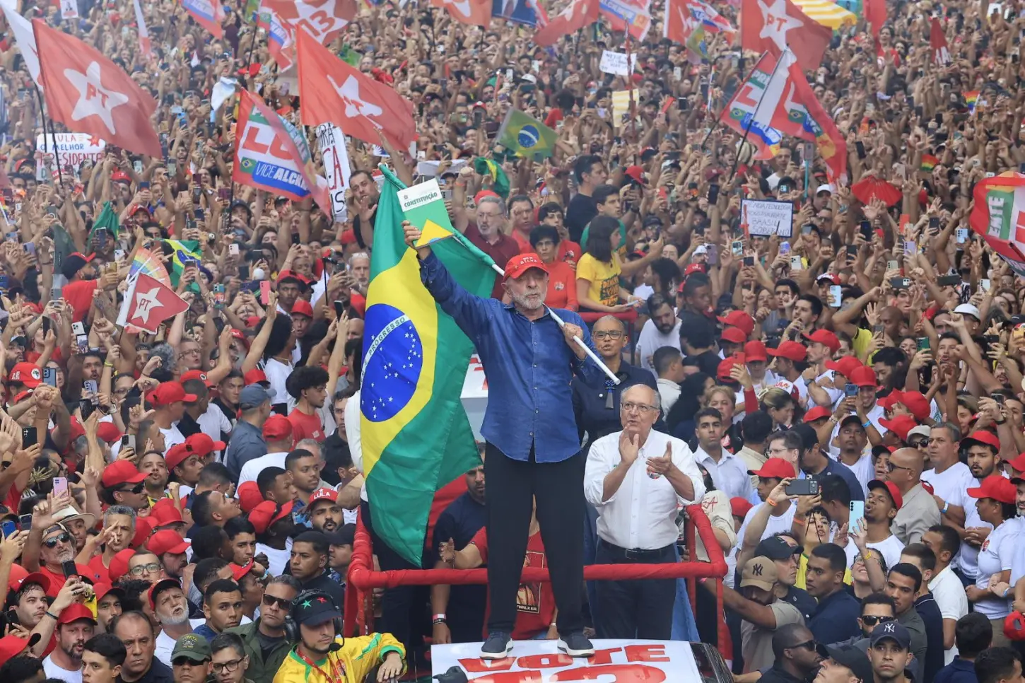 Lula dá a volta por cima, vence Flávio Bolsonaro por mais de 3,5 milhões de votos e conquista novo mandato