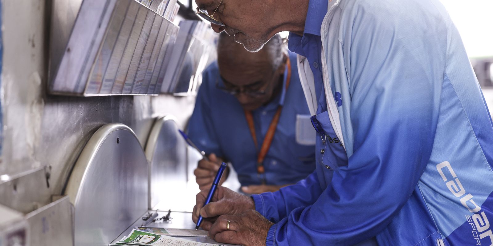 Mega-Sena acumula; prêmio pode chegar a R$ 185 milhões na terça-feira