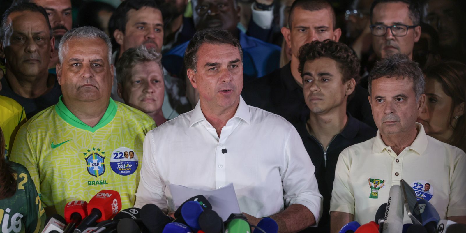 PF investiga circunstâncias da fuga de Flávio Bolsonaro do Brasil