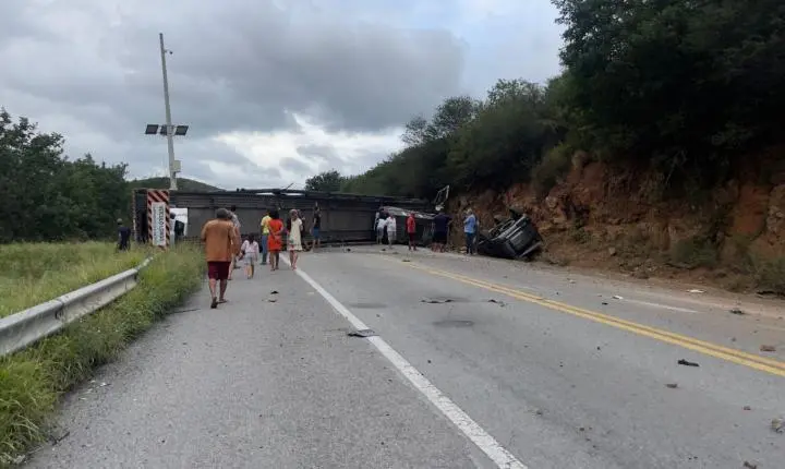 Acidente com carreta cegonha interdita BR-116 e trava trânsito