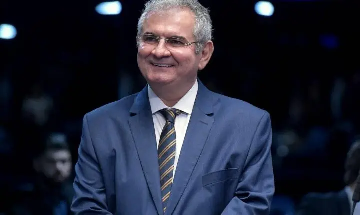 Ângelo Coronel assina PEC 12/2026 que flexibiliza a CLT e proposta gera debate sobre jornada de trabalho