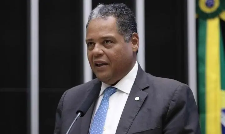 Antonio Brito é reconduzido à liderança do PSD e ganha força no debate pela Presidência da Câmara