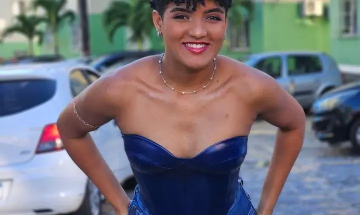 Caroll Souá: da simplicidade de Jitaúna aos palcos da Bahia, uma voz que transforma o arrocha em identidade própria