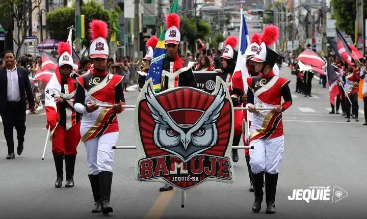 Desfile de 7 de Setembro reúne forças de segurança, escolas e entidades na Avenida Rio Branco, em Jequié