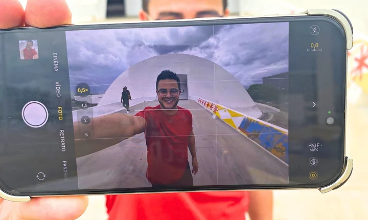 Eldo Gomes reúne jornalismo e influência digital em Brasília