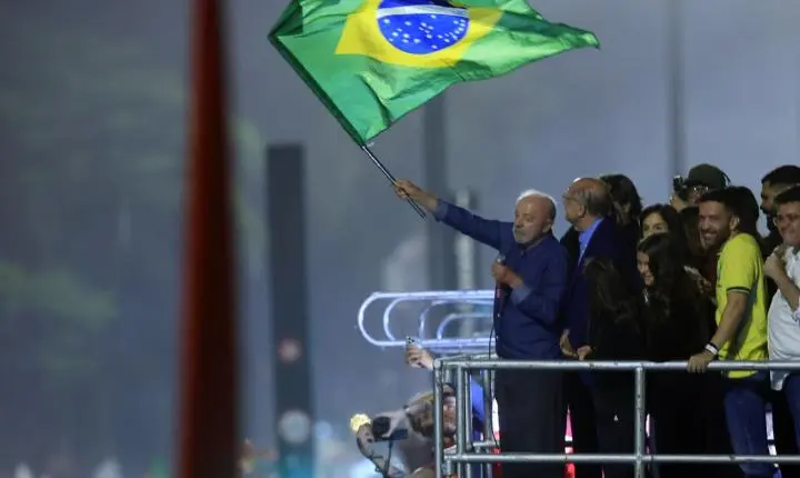 Em festa da vitória, Lula pede que público cante Hino da Independência