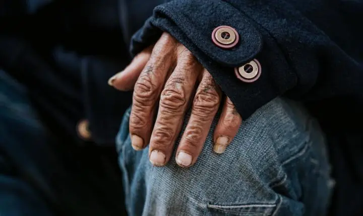 Isolamento social e abandono emocional também são formas de violência contra idosos
