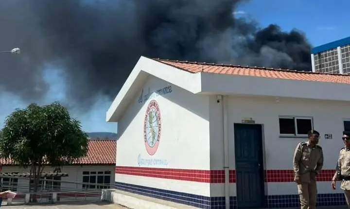 Jequié: Incêndio atinge vegetação nos fundos do Colégio da Polícia Militar
