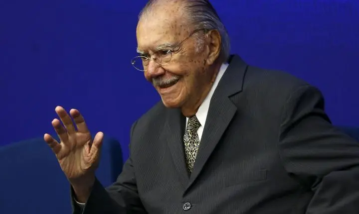 José Sarney recebe alta hospitalar após nove dias de internação