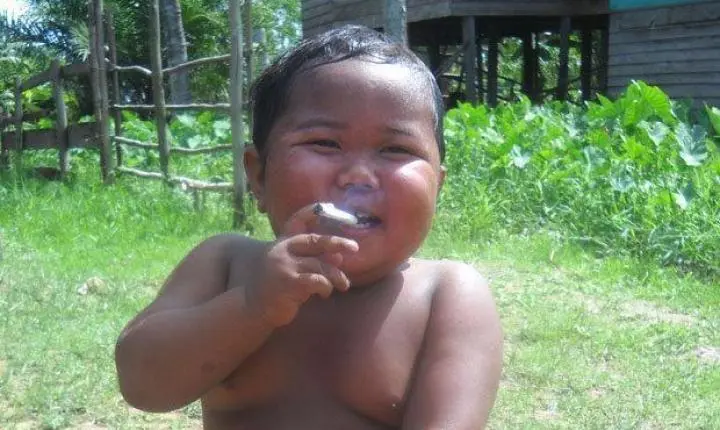 Menino que fumava 40 cigarros por dia aos 2 anos supera vício e muda completamente de vida