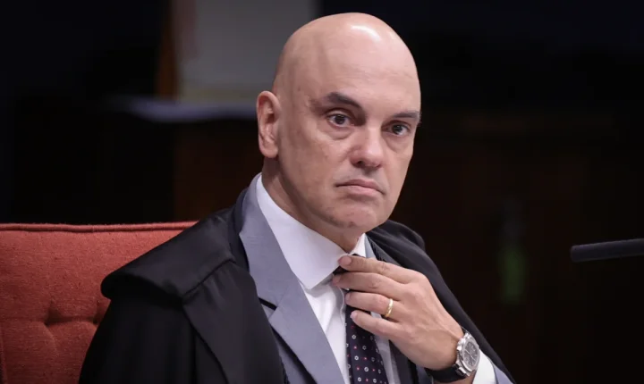 Mensagens revelam autorização de cartões de R$ 300 mil para filhos de Alexandre de Moraes