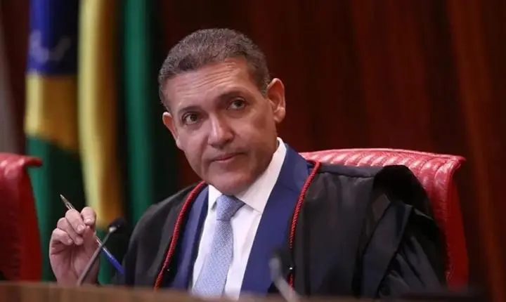 Nunes Marques suspende pesquisa que apontava queda de Flávio Bolsonaro