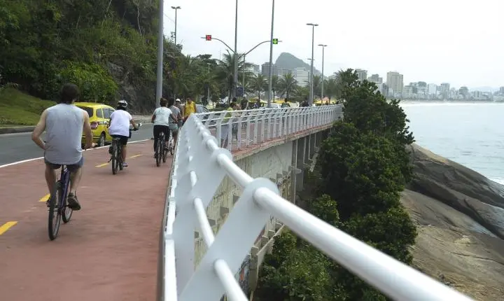 Prefeitura do Rio fecha Ciclovia Tim Maia após ondas de 2 metros