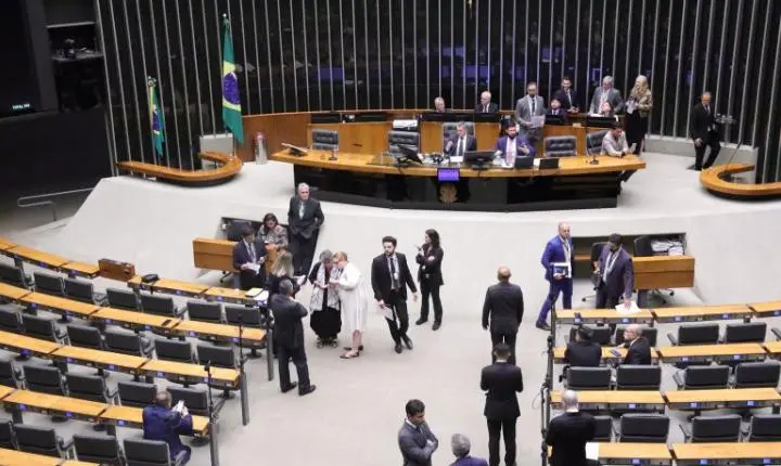 Reeleição de Lula e viagem de Flávio Bolsonaro aos EUA repercutem no Plenário