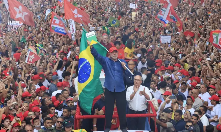 Lula dá a volta por cima, vence Flávio Bolsonaro por mais de 3,5 milhões de votos e conquista novo mandato